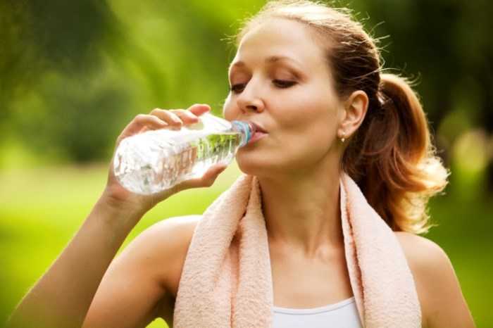 Chăm sóc da mặt hàng ngày bằng cách uống nhiều nước