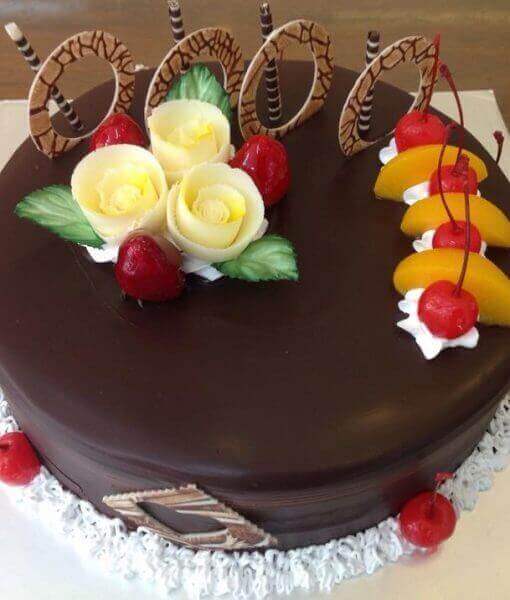 Chếc bánh sinh nhật ngọt ngào với socola với 3 bông hoa