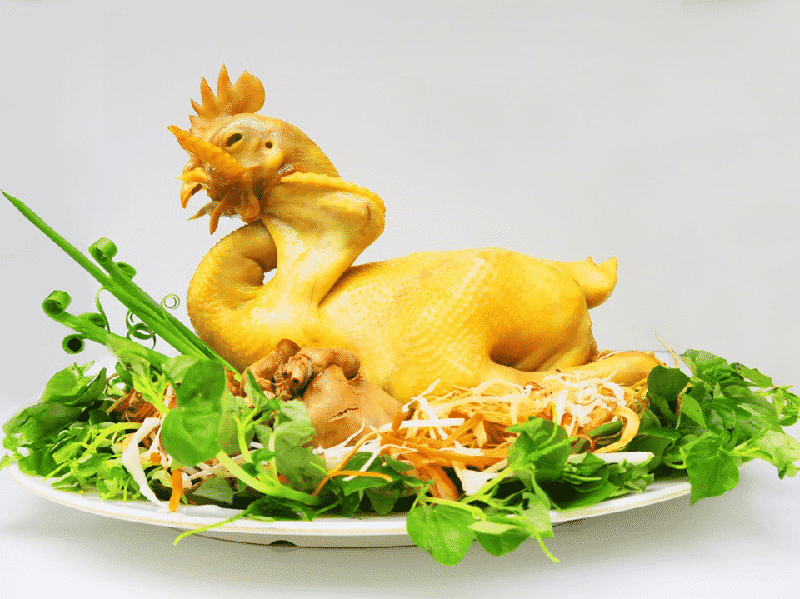 Gà luộc là một món ăn truyền thống thường xuyên xuất hiện trong mâm cơm của mỗi gia đình Việt