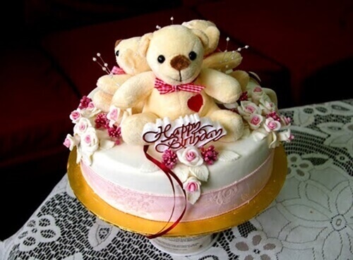Hình bánh sinh nhật đáng yêu với chú gấu bên trên
