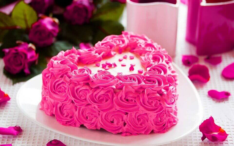 Bánh sinh nhật hình trái tim với hoa hồng tròn